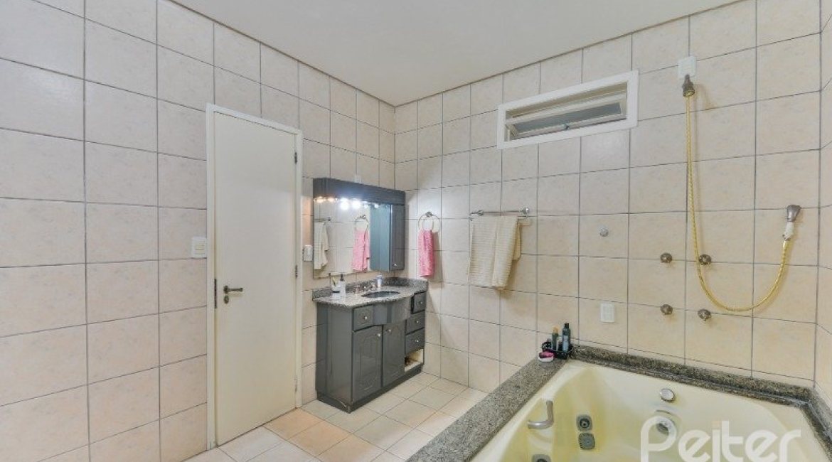 Casa à venda com 290m², 4 dormitórios, 1 suíte, no bairro Vila Nova em Porto Alegre