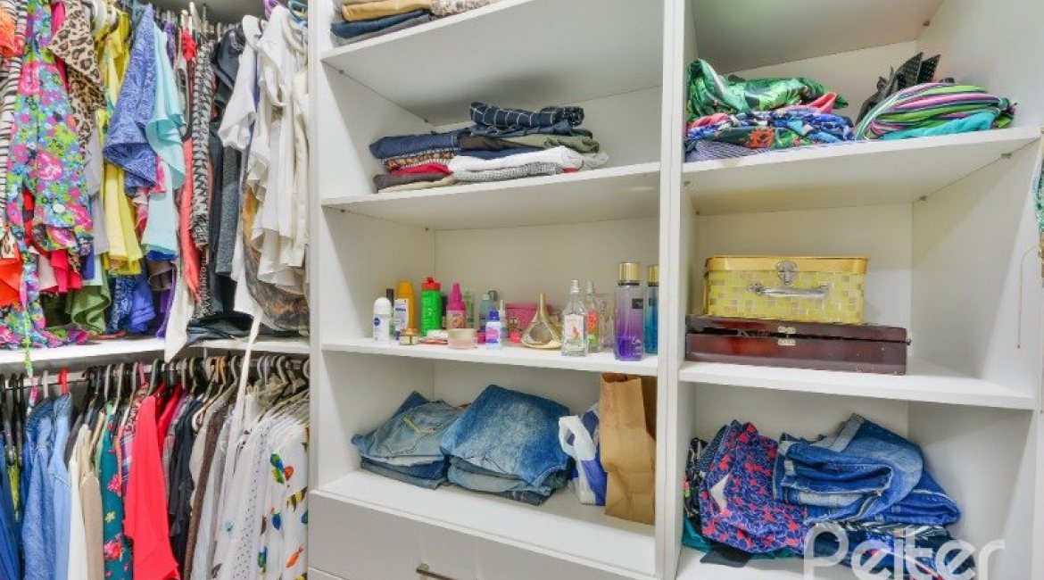 Casa à venda com 290m², 4 dormitórios, 1 suíte, no bairro Vila Nova em Porto Alegre