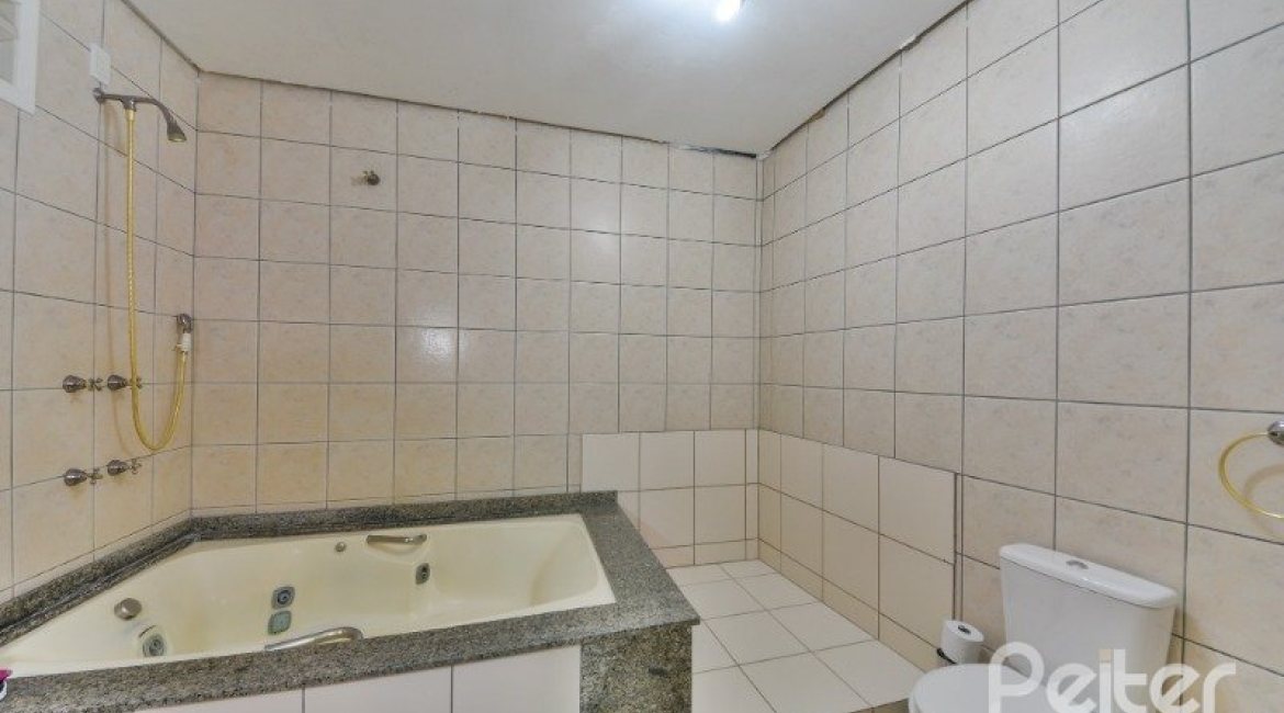 Casa à venda com 290m², 4 dormitórios, 1 suíte, no bairro Vila Nova em Porto Alegre