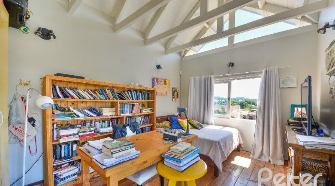 Casa à venda com 290m², 4 dormitórios, 1 suíte, no bairro Vila Nova em Porto Alegre