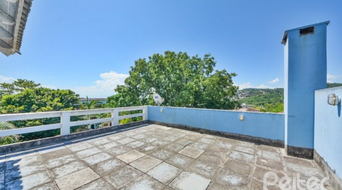 Casa à venda com 290m², 4 dormitórios, 1 suíte, no bairro Vila Nova em Porto Alegre