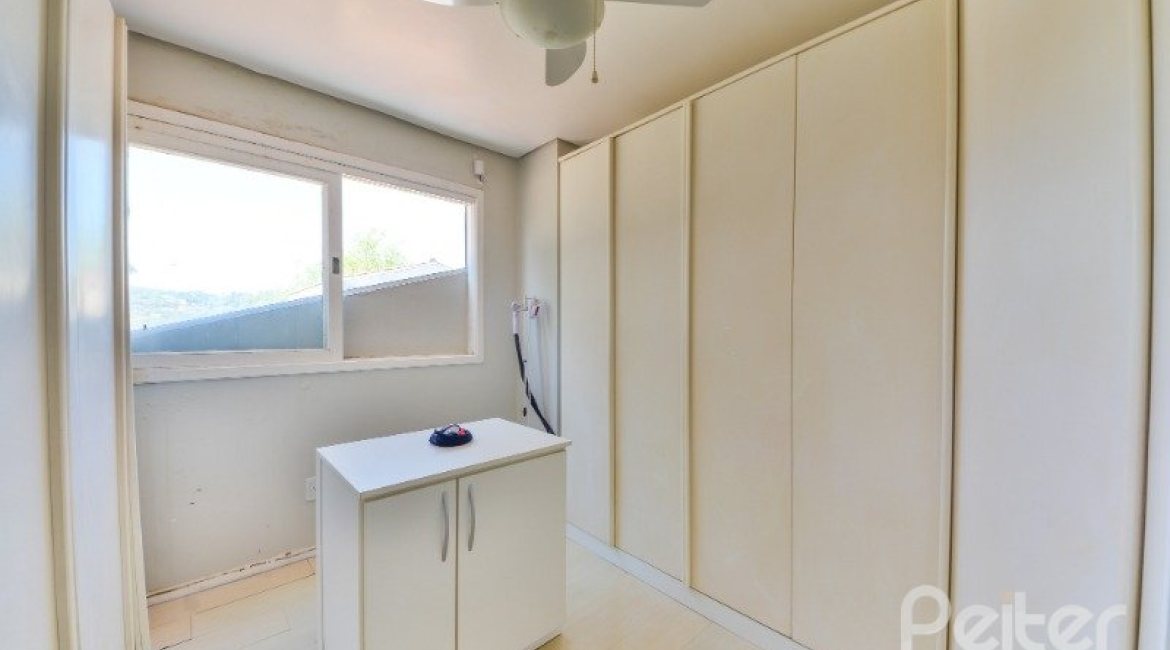 Casa à venda com 290m², 4 dormitórios, 1 suíte, no bairro Vila Nova em Porto Alegre