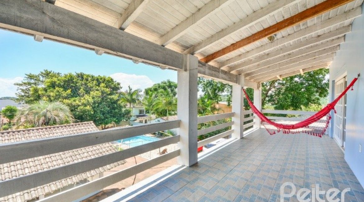 Casa à venda com 290m², 4 dormitórios, 1 suíte, no bairro Vila Nova em Porto Alegre