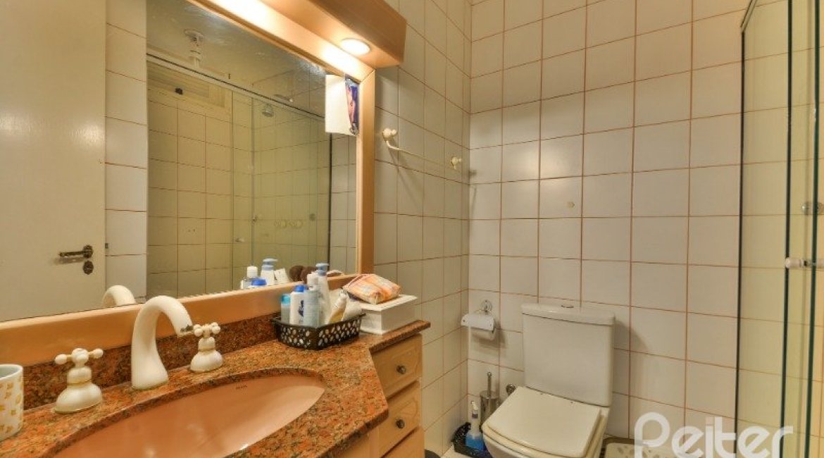 Casa à venda com 290m², 4 dormitórios, 1 suíte, no bairro Vila Nova em Porto Alegre