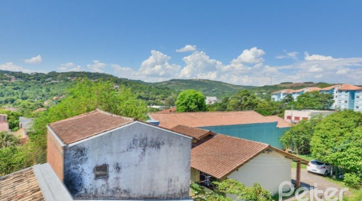 Casa à venda com 290m², 4 dormitórios, 1 suíte, no bairro Vila Nova em Porto Alegre