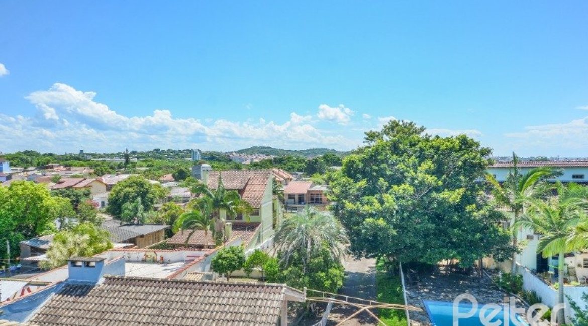 Casa à venda com 290m², 4 dormitórios, 1 suíte, no bairro Vila Nova em Porto Alegre