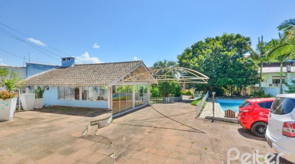 Casa à venda com 290m², 4 dormitórios, 1 suíte, no bairro Vila Nova em Porto Alegre