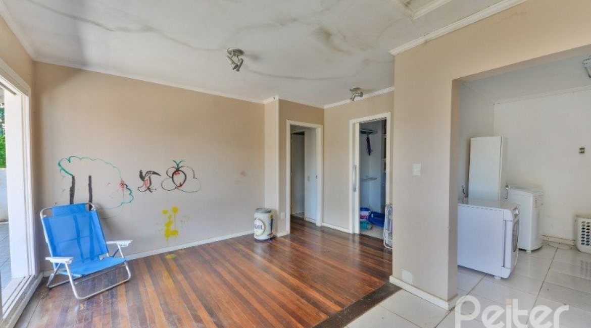 Casa à venda com 290m², 4 dormitórios, 1 suíte, no bairro Vila Nova em Porto Alegre