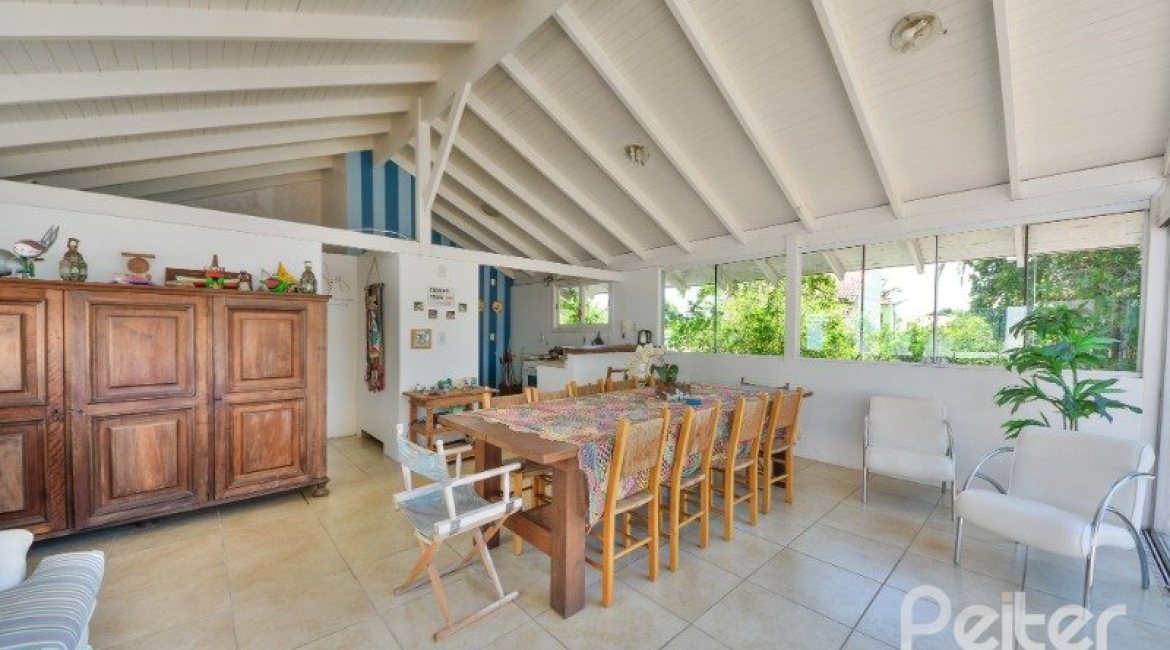 Casa à venda com 290m², 4 dormitórios, 1 suíte, no bairro Vila Nova em Porto Alegre