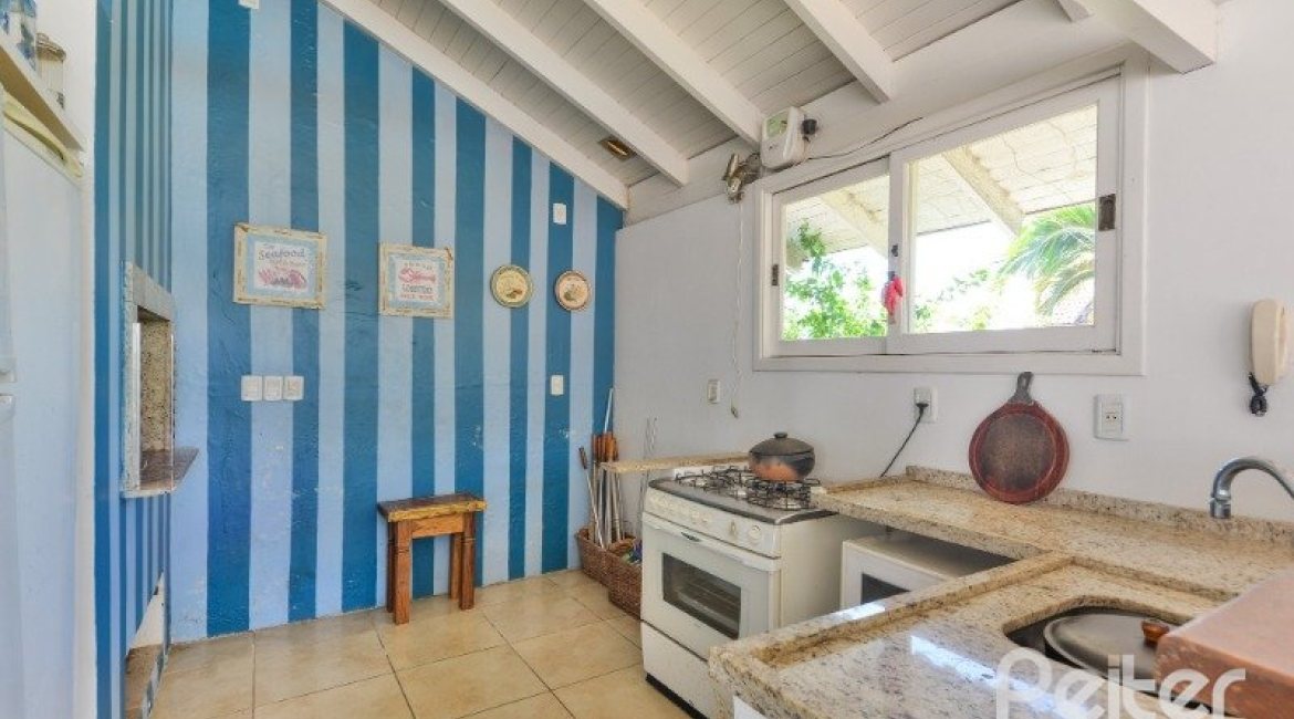 Casa à venda com 290m², 4 dormitórios, 1 suíte, no bairro Vila Nova em Porto Alegre