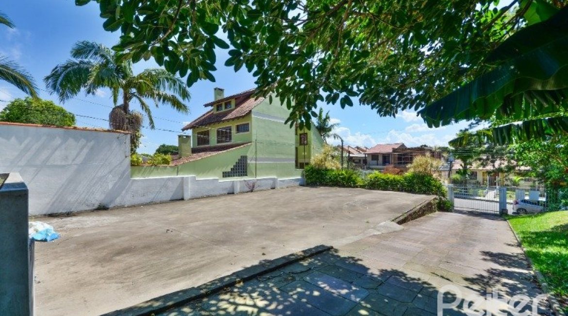 Casa à venda com 290m², 4 dormitórios, 1 suíte, no bairro Vila Nova em Porto Alegre