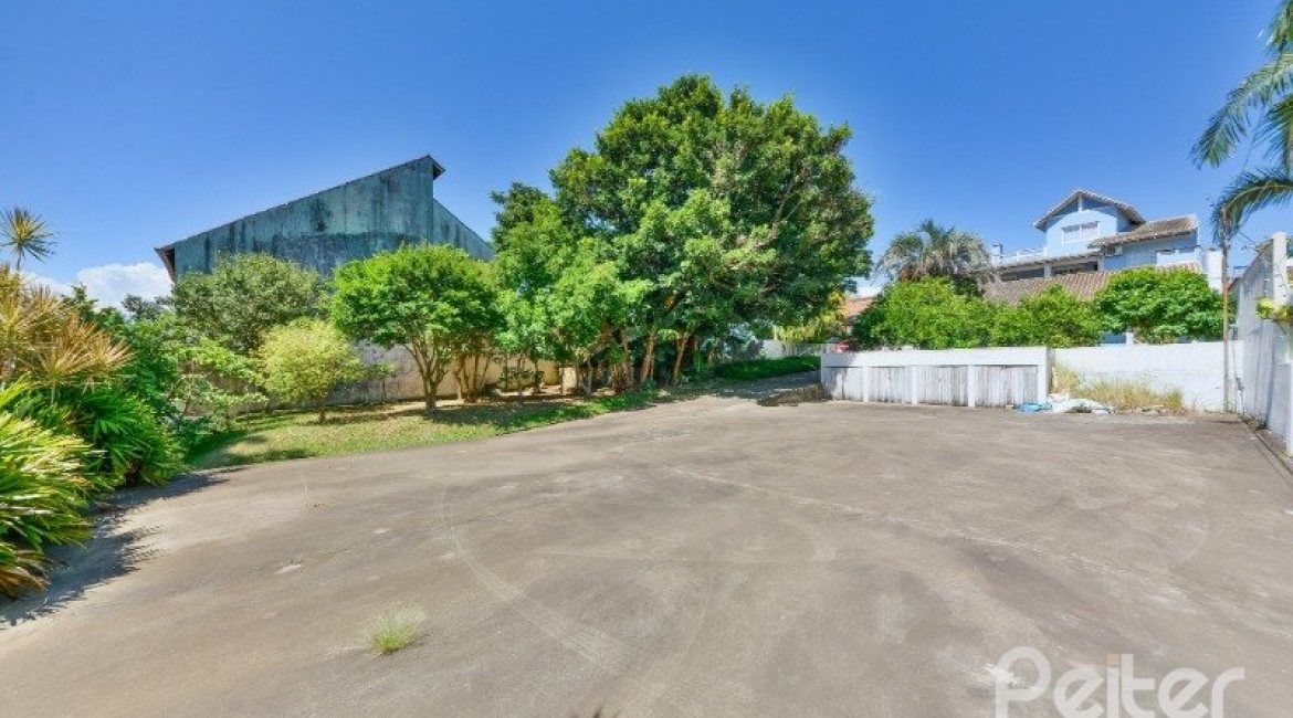 Casa à venda com 290m², 4 dormitórios, 1 suíte, no bairro Vila Nova em Porto Alegre