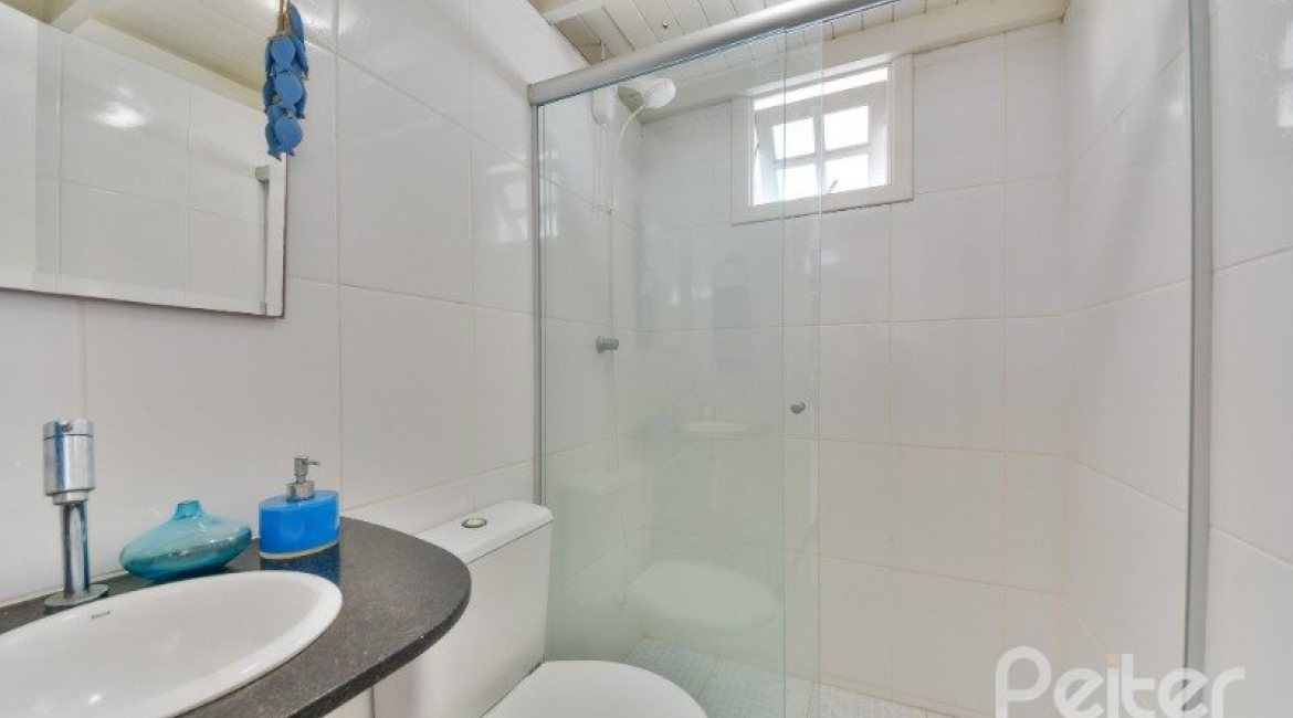 Casa à venda com 290m², 4 dormitórios, 1 suíte, no bairro Vila Nova em Porto Alegre