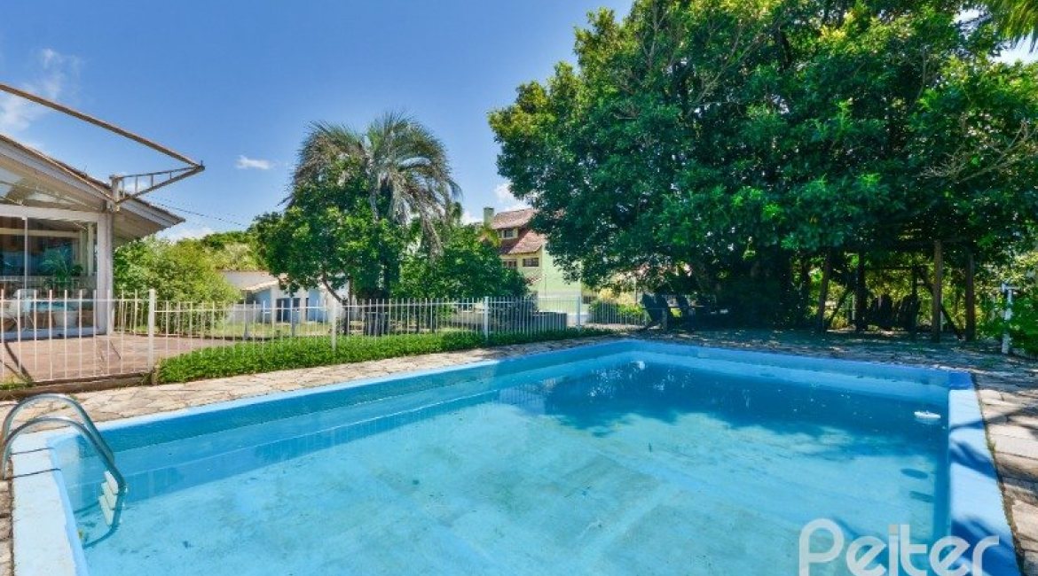 Casa à venda com 290m², 4 dormitórios, 1 suíte, no bairro Vila Nova em Porto Alegre