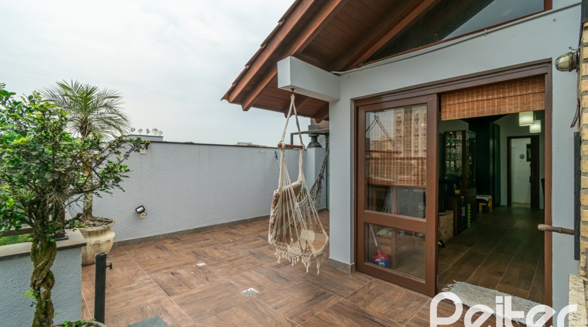Cobertura à venda com 132m², 2 dormitórios, 1 suíte, 2 vagas, no bairro Tristeza em Porto Alegre