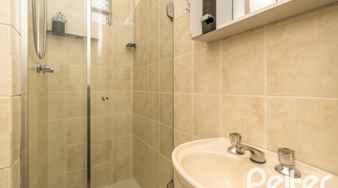 Cobertura à venda com 132m², 2 dormitórios, 1 suíte, 2 vagas, no bairro Tristeza em Porto Alegre