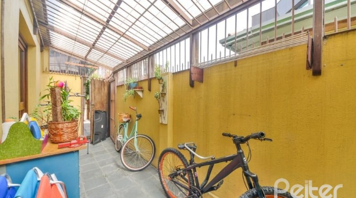 Casa à venda com 170m², 3 dormitórios, 1 suíte, 3 vagas, no bairro Tristeza em Porto Alegre