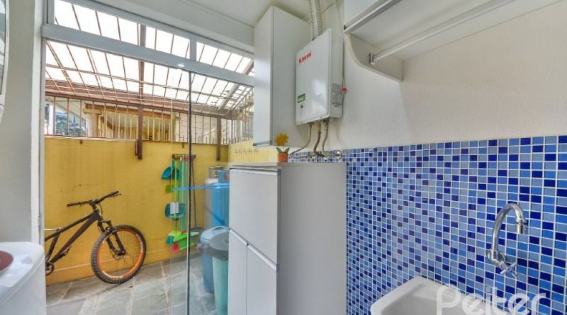 Casa à venda com 170m², 3 dormitórios, 1 suíte, 3 vagas, no bairro Tristeza em Porto Alegre