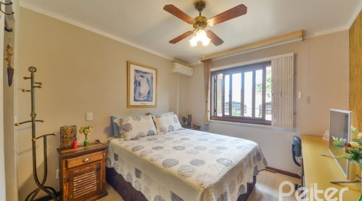 Casa à venda com 170m², 3 dormitórios, 1 suíte, 3 vagas, no bairro Tristeza em Porto Alegre