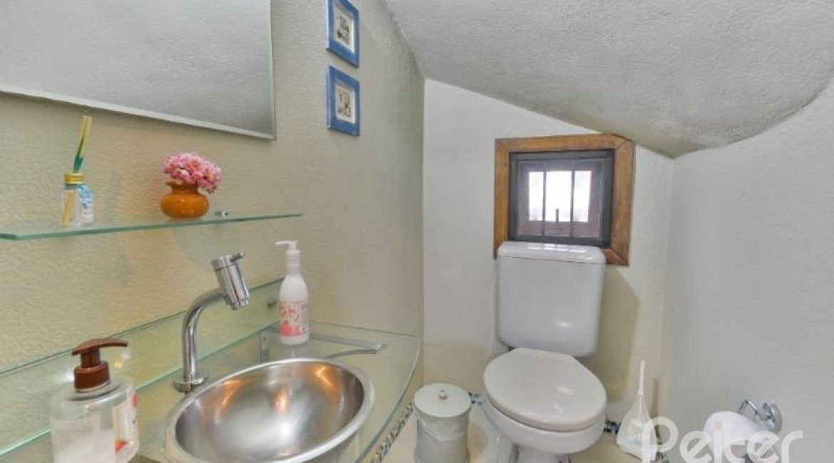 Casa à venda com 170m², 3 dormitórios, 1 suíte, 3 vagas, no bairro Tristeza em Porto Alegre