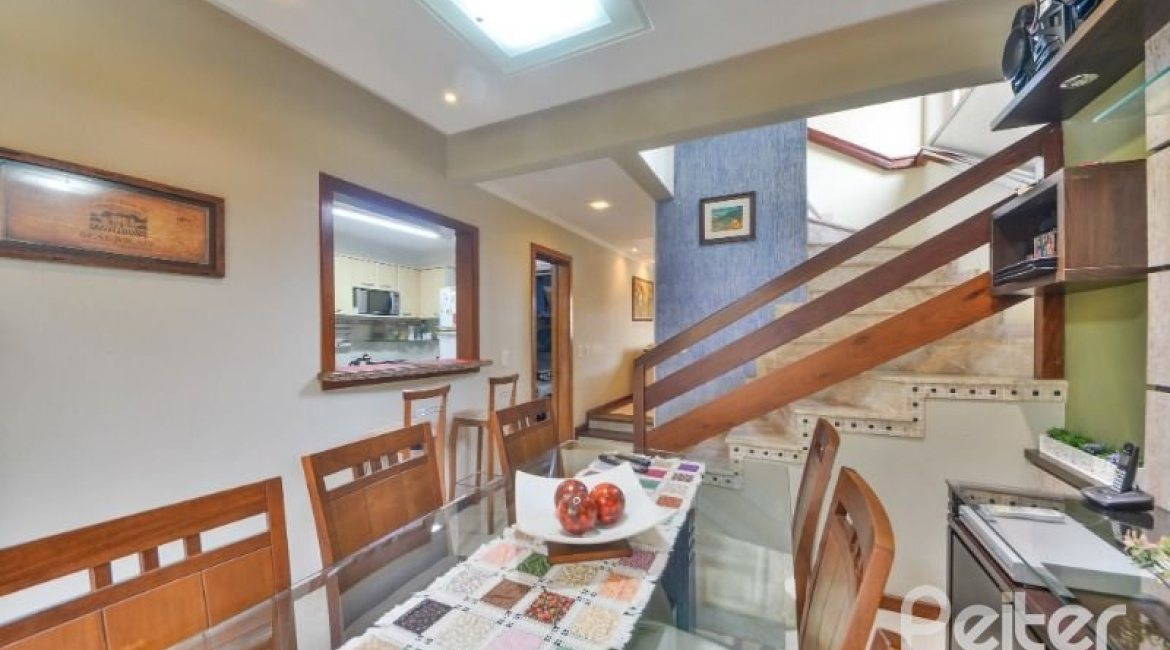 Casa à venda com 170m², 3 dormitórios, 1 suíte, 3 vagas, no bairro Tristeza em Porto Alegre