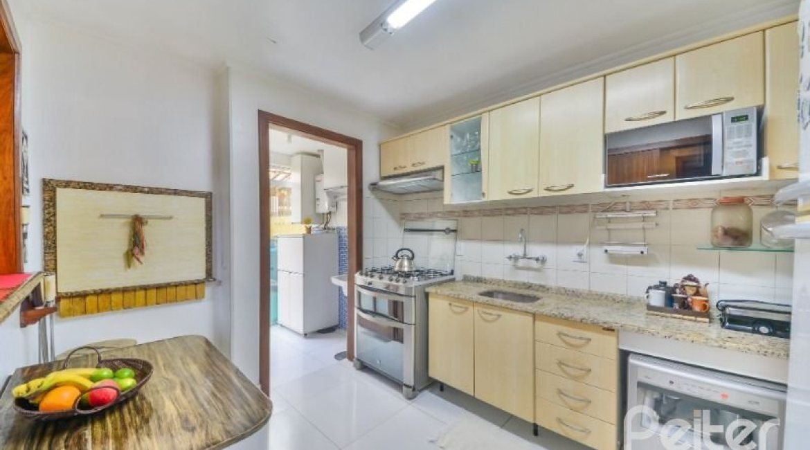 Casa à venda com 170m², 3 dormitórios, 1 suíte, 3 vagas, no bairro Tristeza em Porto Alegre