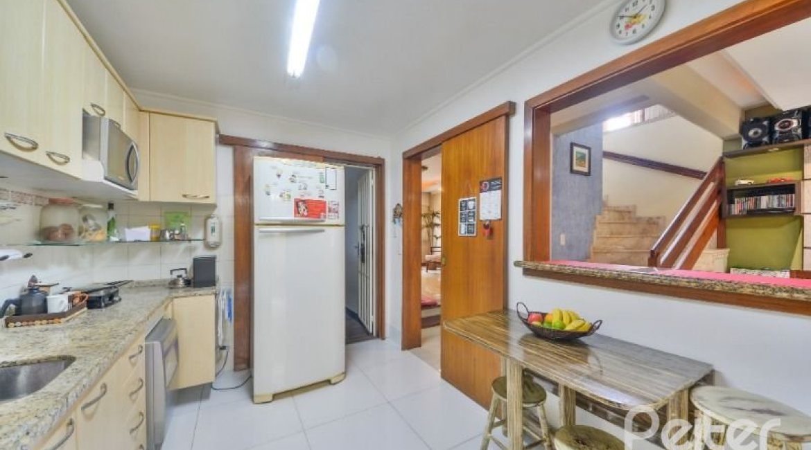 Casa à venda com 170m², 3 dormitórios, 1 suíte, 3 vagas, no bairro Tristeza em Porto Alegre