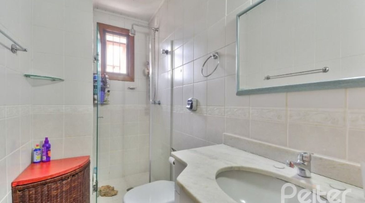 Casa à venda com 170m², 3 dormitórios, 1 suíte, 3 vagas, no bairro Tristeza em Porto Alegre