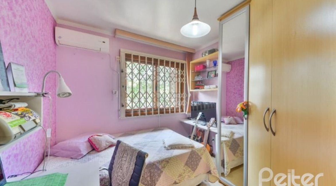 Casa à venda com 170m², 3 dormitórios, 1 suíte, 3 vagas, no bairro Tristeza em Porto Alegre