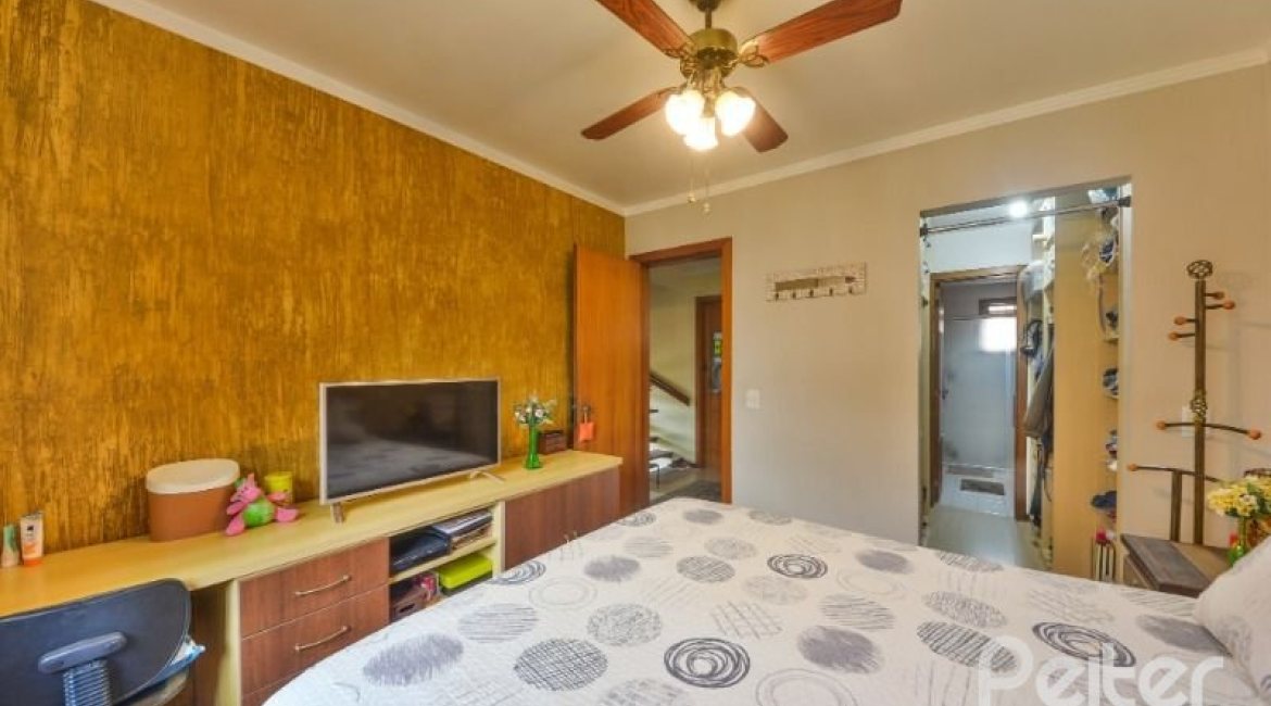 Casa à venda com 170m², 3 dormitórios, 1 suíte, 3 vagas, no bairro Tristeza em Porto Alegre