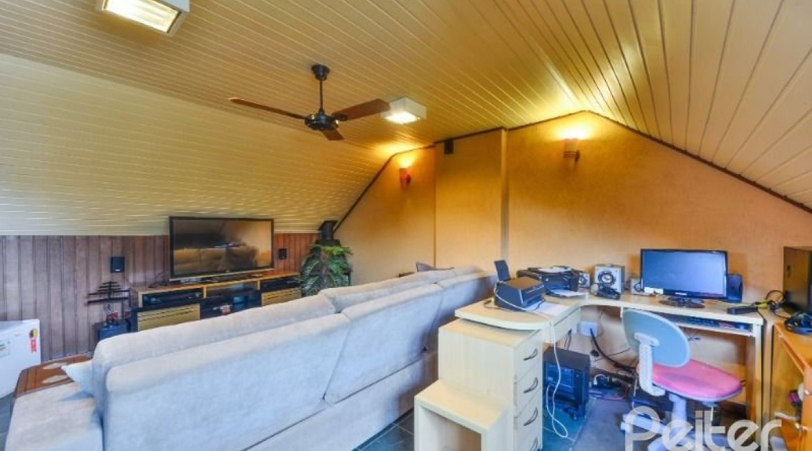 Casa à venda com 170m², 3 dormitórios, 1 suíte, 3 vagas, no bairro Tristeza em Porto Alegre