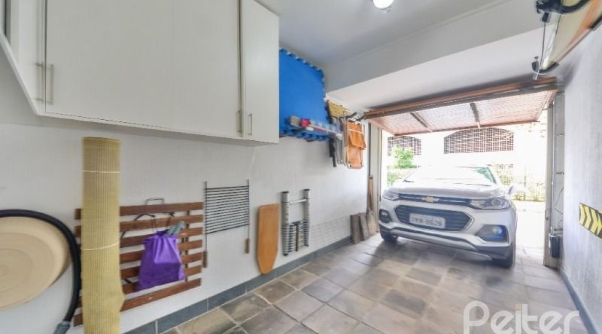 Casa à venda com 170m², 3 dormitórios, 1 suíte, 3 vagas, no bairro Tristeza em Porto Alegre