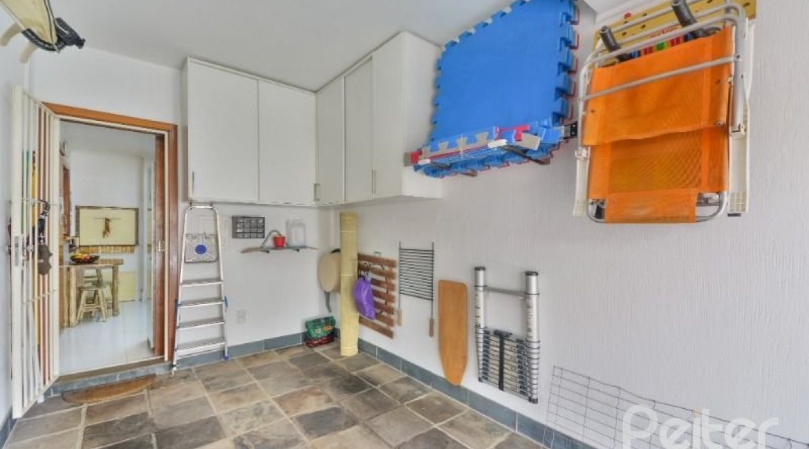 Casa à venda com 170m², 3 dormitórios, 1 suíte, 3 vagas, no bairro Tristeza em Porto Alegre