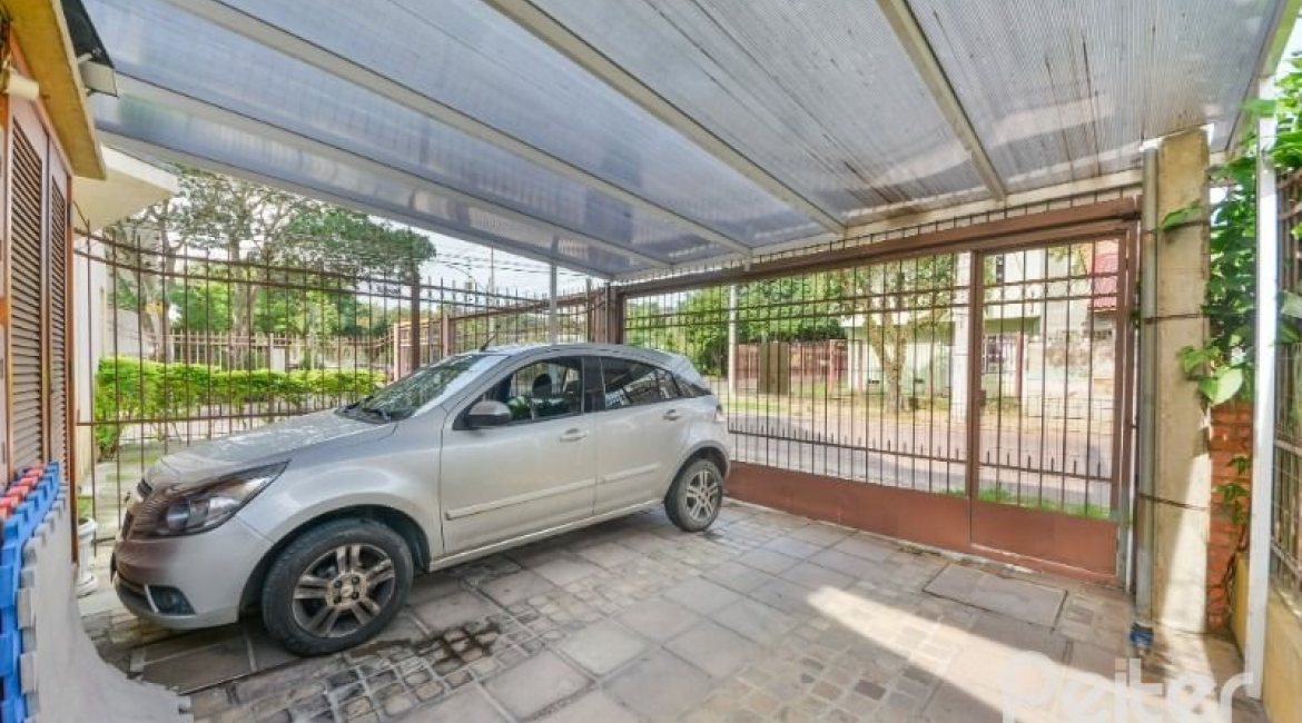 Casa à venda com 170m², 3 dormitórios, 1 suíte, 3 vagas, no bairro Tristeza em Porto Alegre