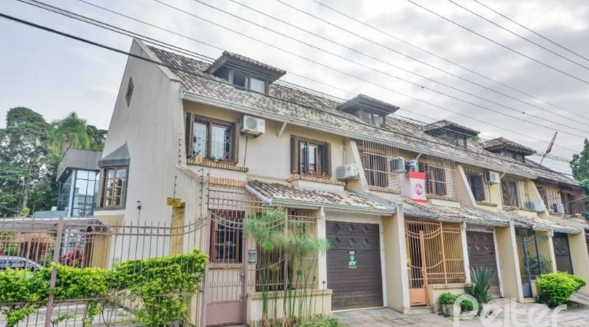 Casa à venda com 170m², 3 dormitórios, 1 suíte, 3 vagas, no bairro Tristeza em Porto Alegre