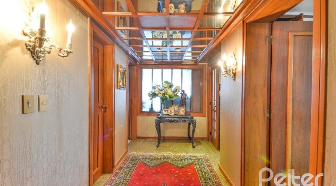 Apartamento à venda com 246m², 3 dormitórios, 1 suíte, 2 vagas, no bairro Cristal em Porto Alegre