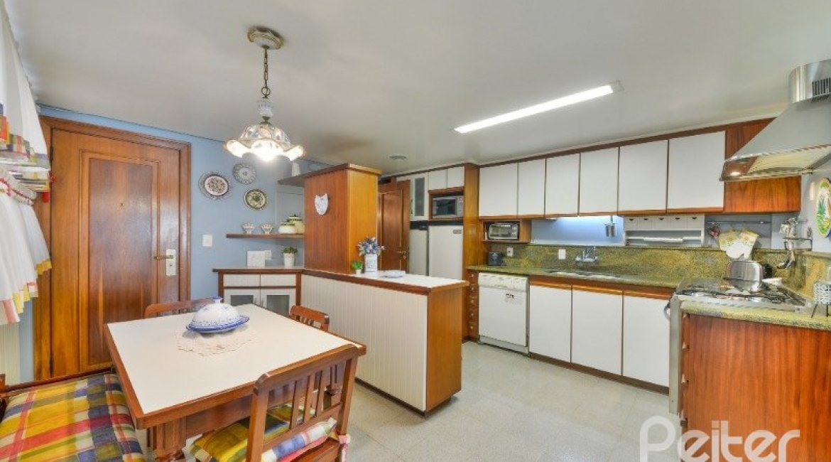 Apartamento à venda com 246m², 3 dormitórios, 1 suíte, 2 vagas, no bairro Cristal em Porto Alegre