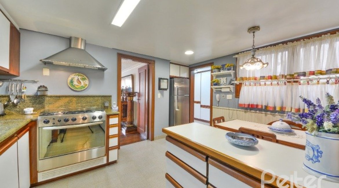 Apartamento à venda com 246m², 3 dormitórios, 1 suíte, 2 vagas, no bairro Cristal em Porto Alegre