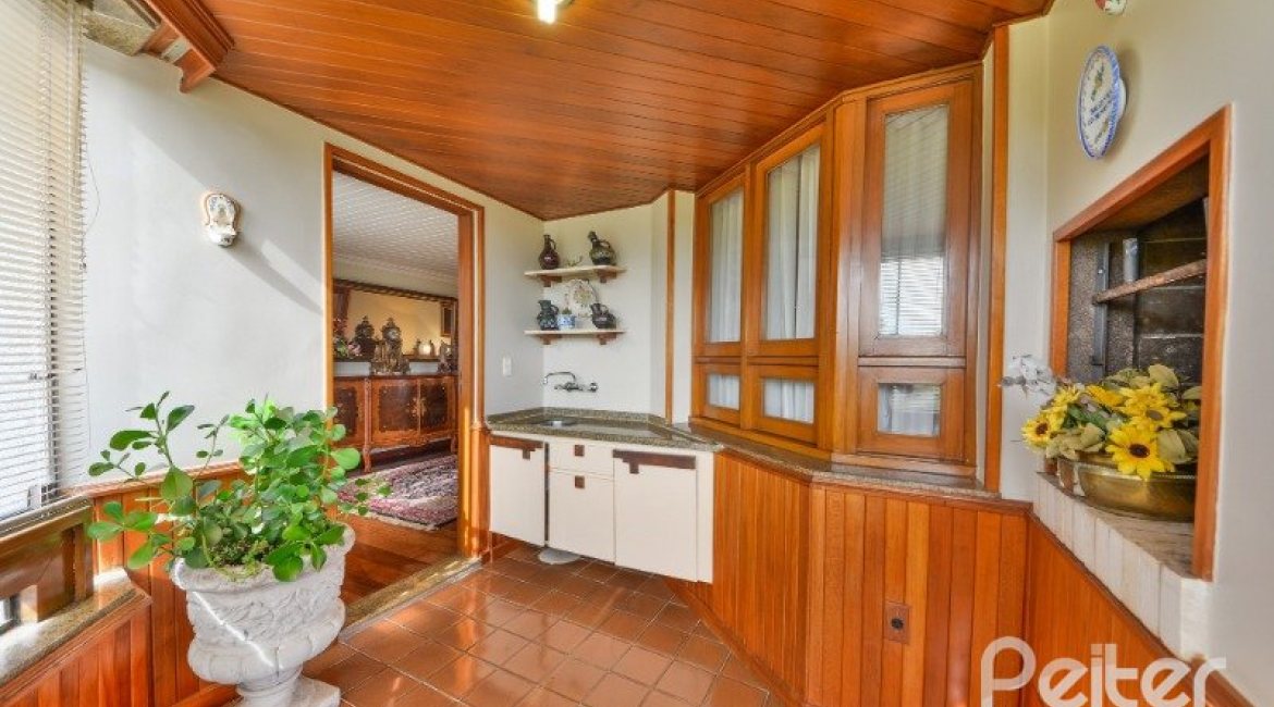 Apartamento à venda com 246m², 3 dormitórios, 1 suíte, 2 vagas, no bairro Cristal em Porto Alegre