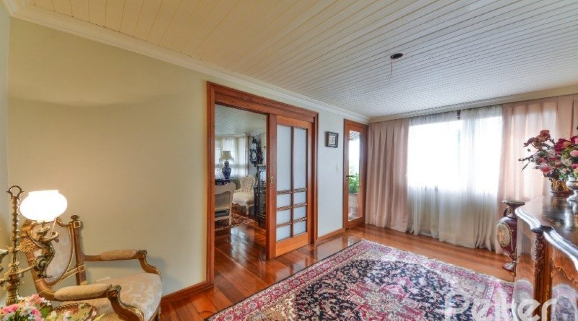 Apartamento à venda com 246m², 3 dormitórios, 1 suíte, 2 vagas, no bairro Cristal em Porto Alegre