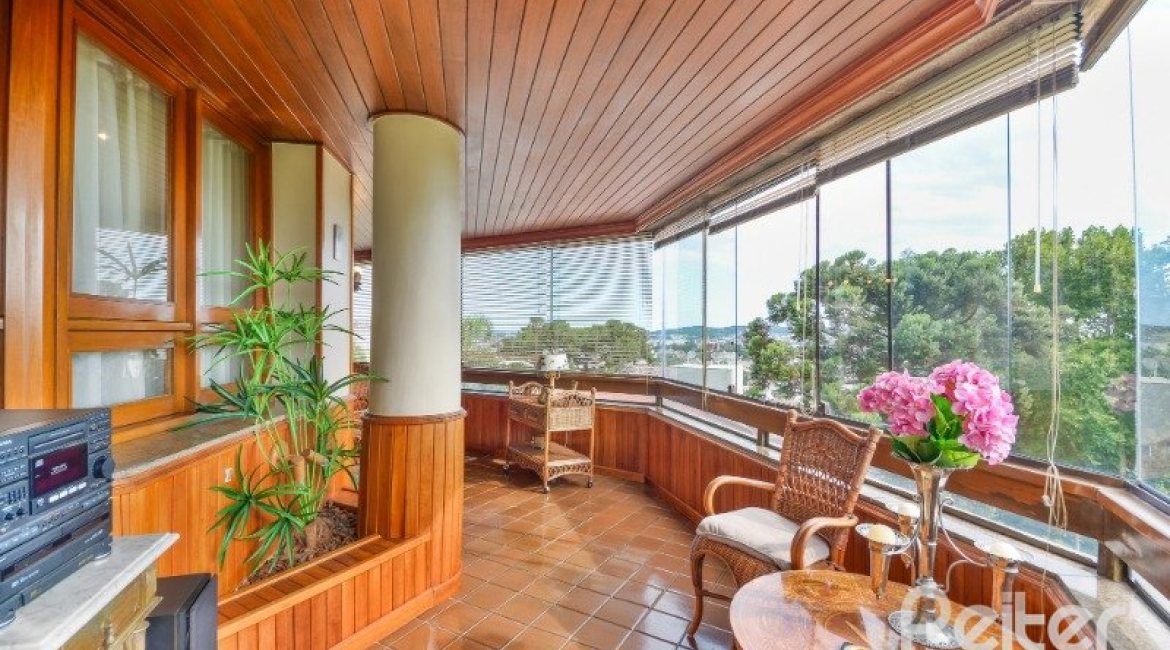 Apartamento à venda com 246m², 3 dormitórios, 1 suíte, 2 vagas, no bairro Cristal em Porto Alegre