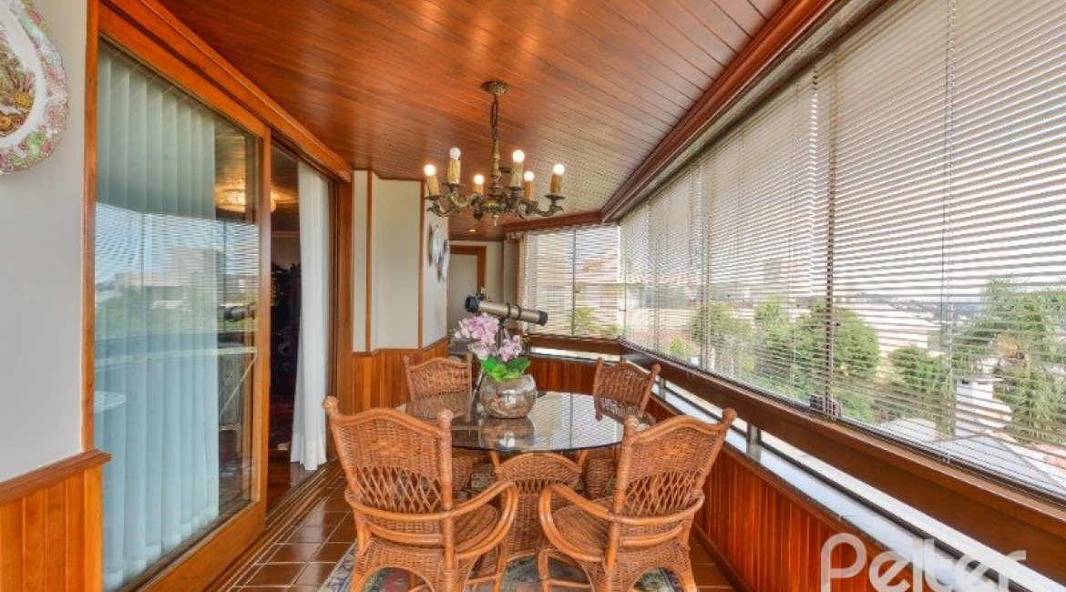 Apartamento à venda com 246m², 3 dormitórios, 1 suíte, 2 vagas, no bairro Cristal em Porto Alegre