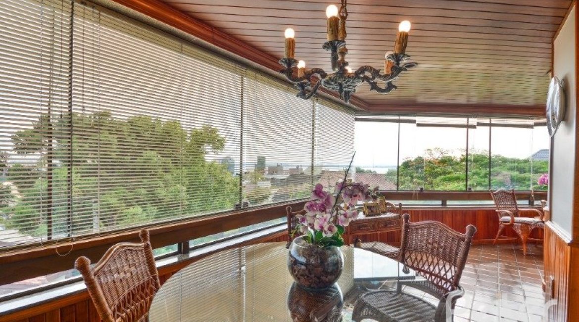 Apartamento à venda com 246m², 3 dormitórios, 1 suíte, 2 vagas, no bairro Cristal em Porto Alegre