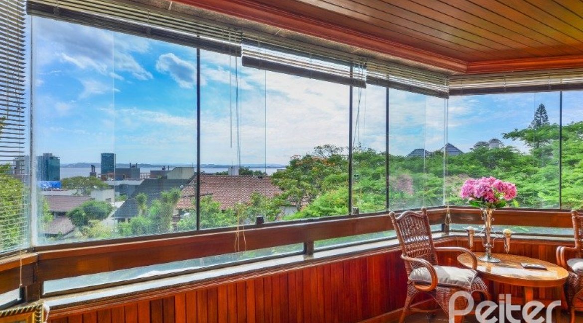 Apartamento à venda com 246m², 3 dormitórios, 1 suíte, 2 vagas, no bairro Cristal em Porto Alegre