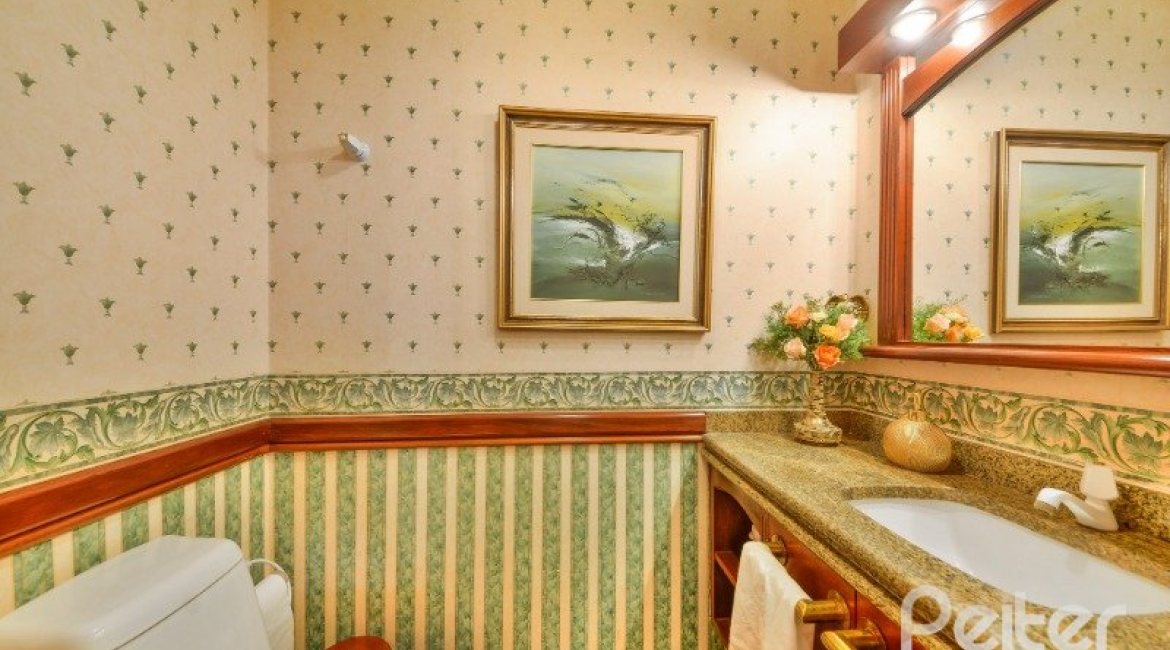 Apartamento à venda com 246m², 3 dormitórios, 1 suíte, 2 vagas, no bairro Cristal em Porto Alegre