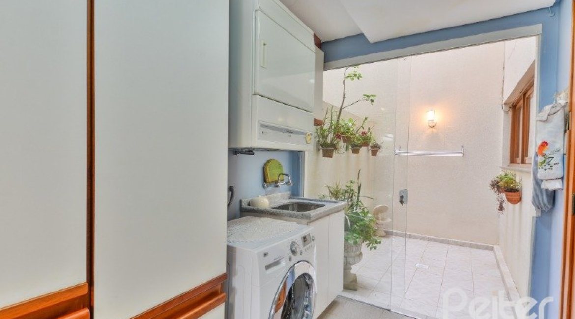 Apartamento à venda com 246m², 3 dormitórios, 1 suíte, 2 vagas, no bairro Cristal em Porto Alegre