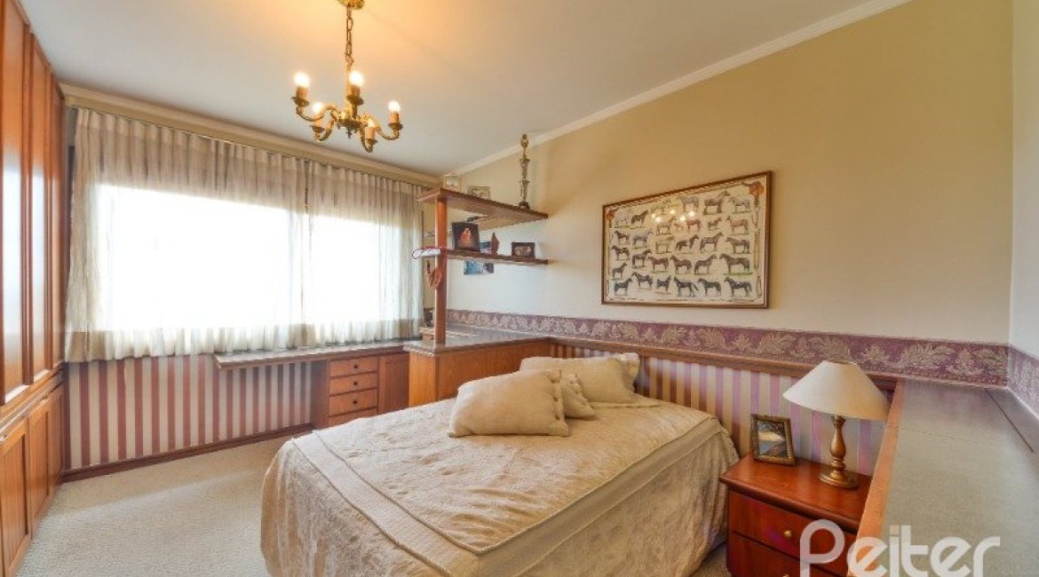 Apartamento à venda com 246m², 3 dormitórios, 1 suíte, 2 vagas, no bairro Cristal em Porto Alegre