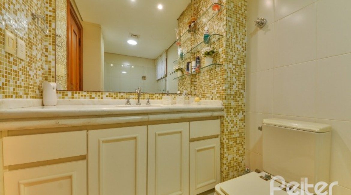 Apartamento à venda com 246m², 3 dormitórios, 1 suíte, 2 vagas, no bairro Cristal em Porto Alegre