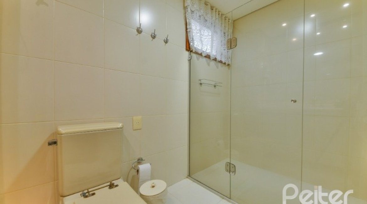 Apartamento à venda com 246m², 3 dormitórios, 1 suíte, 2 vagas, no bairro Cristal em Porto Alegre