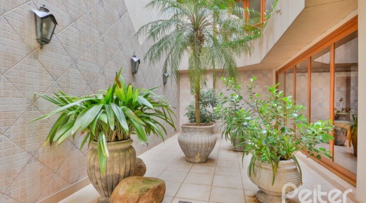 Apartamento à venda com 246m², 3 dormitórios, 1 suíte, 2 vagas, no bairro Cristal em Porto Alegre